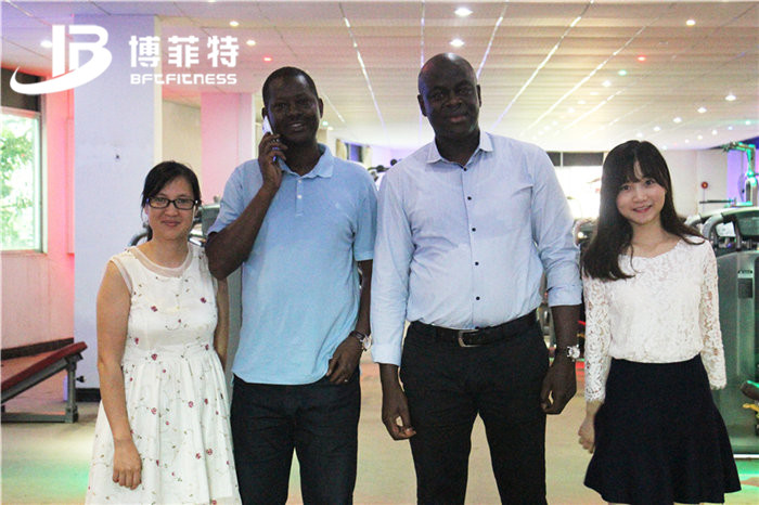 塞內加爾客戶來中國進口草莓视频APP在线下载的健身器材