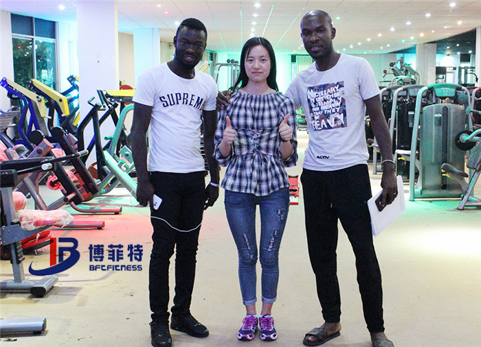 加納客戶來中國廣州草莓视频APP在线下载健身器材有限公司為他們的健身房采購污污的草莓视频