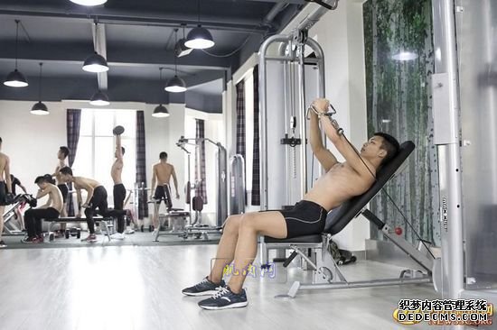 長腿、翹臀的完美身材美女哪裏多集中？除了春熙路，可能也就是四川西南航空職業學院健身房了。近日，該校一組美女健身房性感照片走紅網絡，時尚炫酷高大上的健身房加長腿翹臀完美身材的俏空姐，讓網友觀後直呼：“看美女不用去春熙路被暴曬了，到西航健身房吹著空調撩師妹去。”