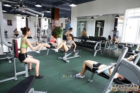 長腿、翹臀的完美身材美女哪裏多集中？除了春熙路，可能也就是四川西南航空職業學院健身房了。近日，該校一組美女健身房性感照片走紅網絡，時尚炫酷高大上的健身房加長腿翹臀完美身材的俏空姐，讓網友觀後直呼：“看美女不用去春熙路被暴曬了，到西航健身房吹著空調撩師妹去。”