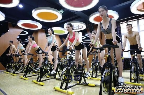 長腿、翹臀的完美身材美女哪裏多集中？除了春熙路，可能也就是四川西南航空職業學院健身房了。近日，該校一組美女健身房性感照片走紅網絡，時尚炫酷高大上的健身房加長腿翹臀完美身材的俏空姐，讓網友觀後直呼：“看美女不用去春熙路被暴曬了，到西航健身房吹著空調撩師妹去。”