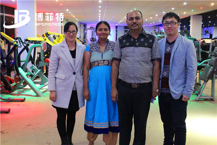 印度客戶來中國廣州草莓视频APP在线下载健身器材有限公司進口健身器材