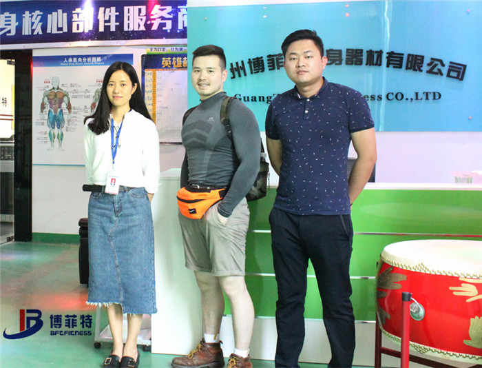 香港客戶來草莓视频APP在线下载購買健身房器材,產品囊括有氧係列的跑步機,動感單車,健身車