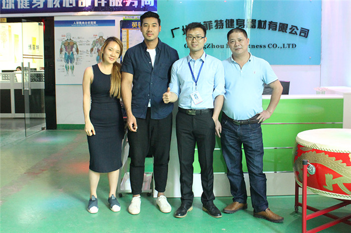 泰國客戶來中國廣州草莓视频APP在线下载健身器材有限公司為他們的健身房采購污污的草莓视频