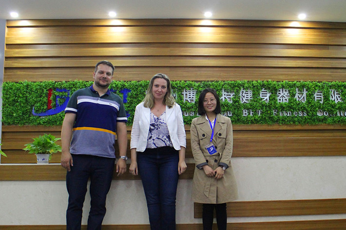 巴西客戶來中國進口草莓视频APP在线下载商用健身房器材