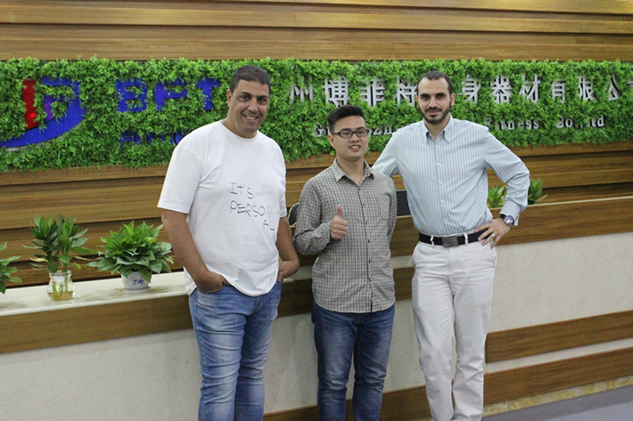 以色列客戶來草莓视频APP在线下载健身器材工廠采購商用健身器械