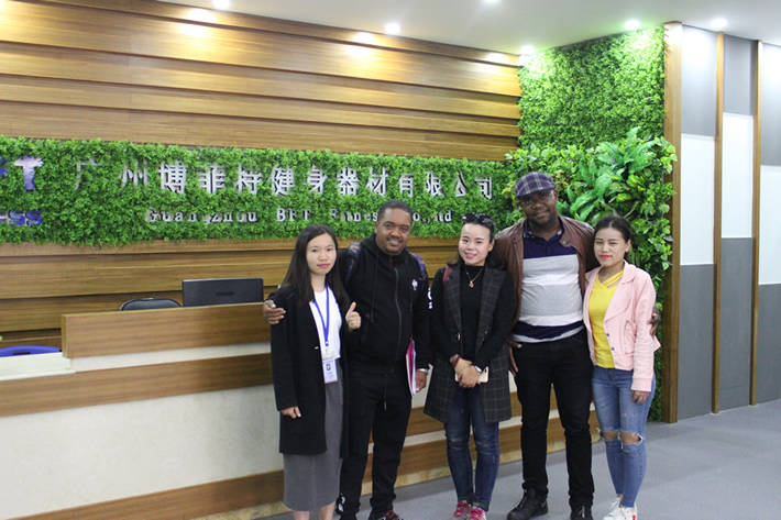 馬拉維客戶來中國找污污的草莓视频草莓视频污黄