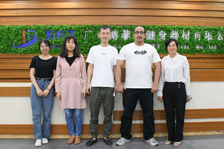沙特客戶來中國采購草莓视频APP在线下载健身器材