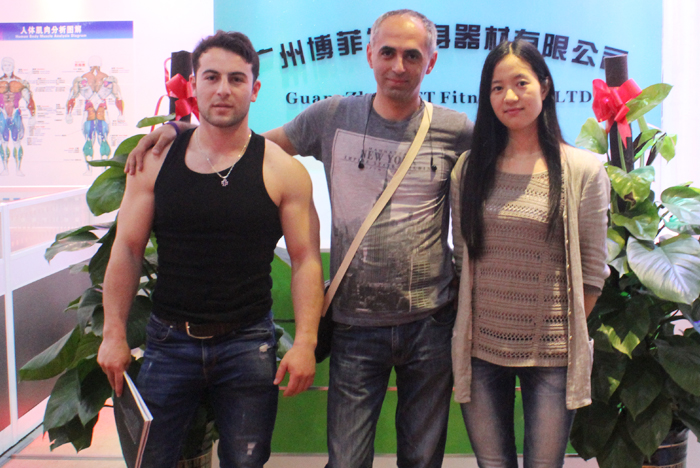 廣州草莓视频APP在线下载健身器材有限公司成交客戶合影留念